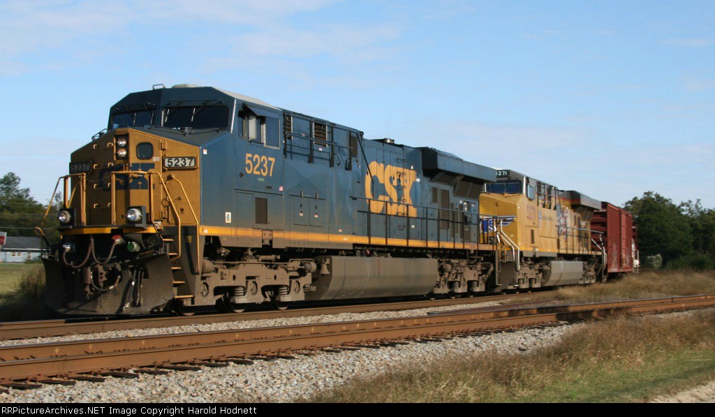 CSX 5237 & UP 5271 lead train Q491 southbound